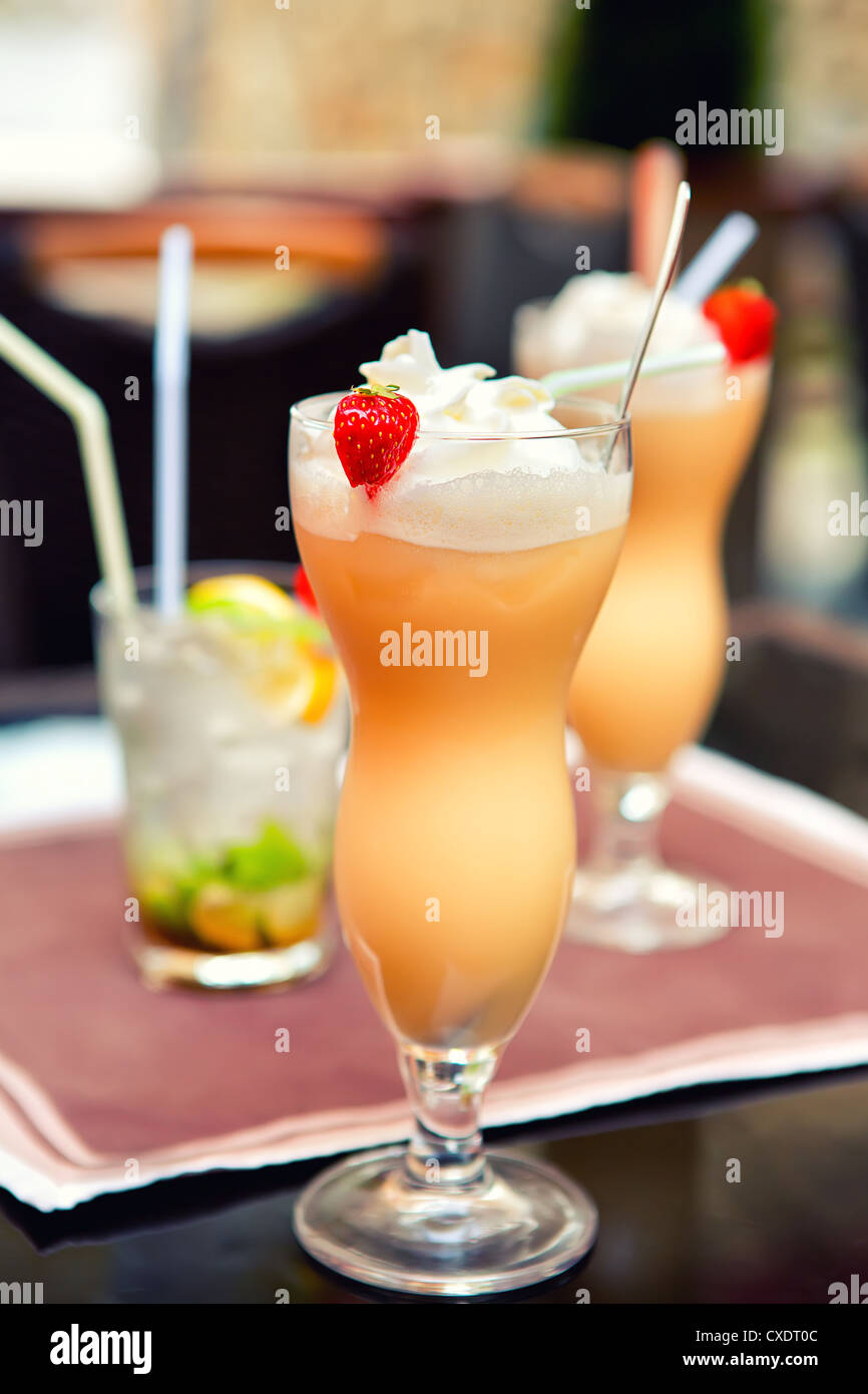 Sommer erfrischend fruchtig alkoholisches Getränk Stockfoto