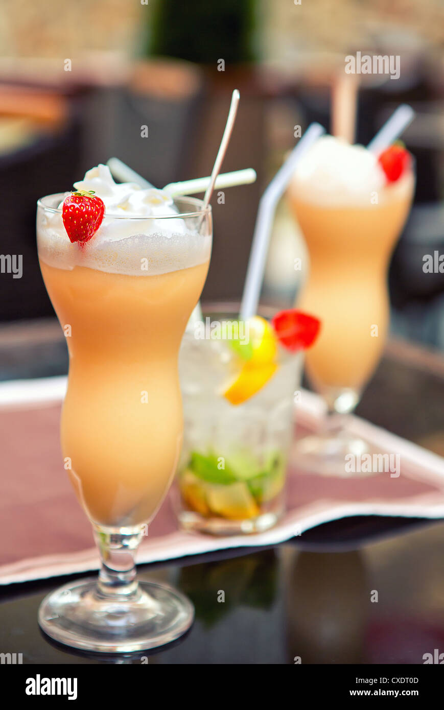 Sommer erfrischend fruchtig alkoholisches Getränk Stockfoto