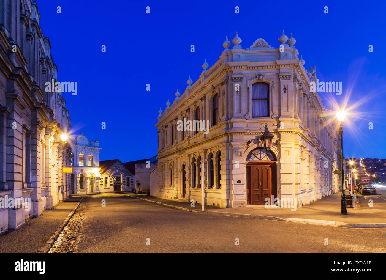 Viktorianische Oamaru, Otago, Neuseeland, in der Dämmerung beleuchtet. Das Hauptthema ist das Criterion Hotel. Stockfoto