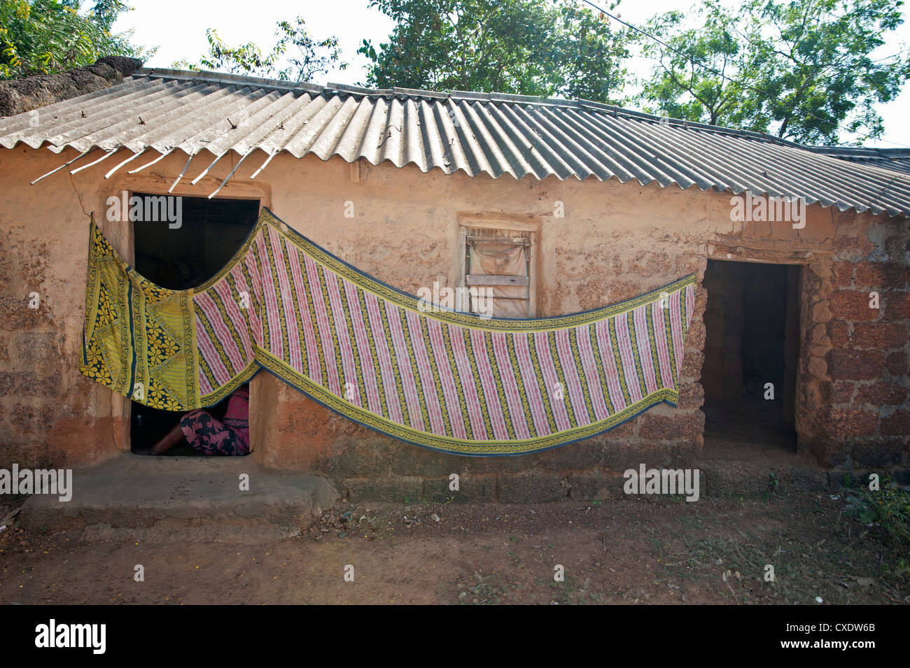 Baumwoll Sari wird zum über Dorf Haus Wand, ländlichen Orissa, Indien, Asien trocknen gehängt Stockfoto