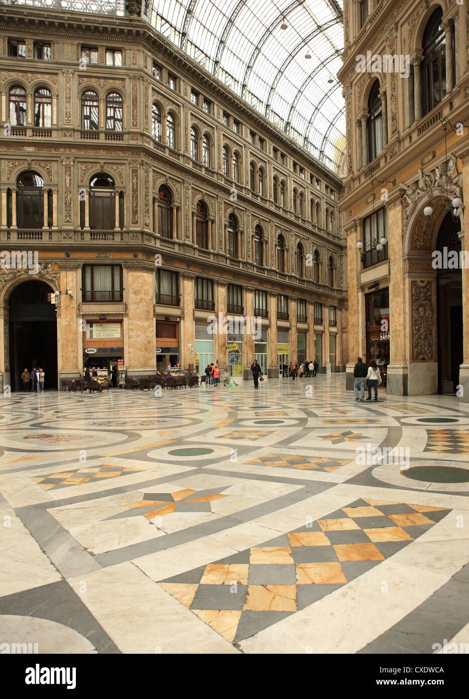 Niedrigen Winkel Blick auf das Innere der Galleria Umberto I, Neapel, Kampanien, Italien, Europa Stockfoto