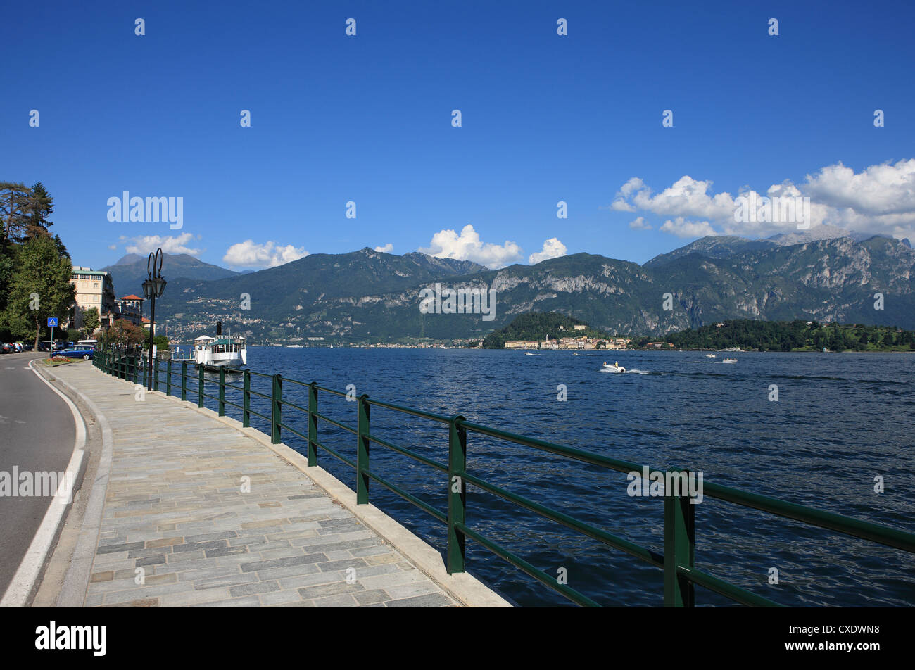 Gehsteig entlang Comer See, Lombardei, italienische Seen, Italien, Europa Stockfoto