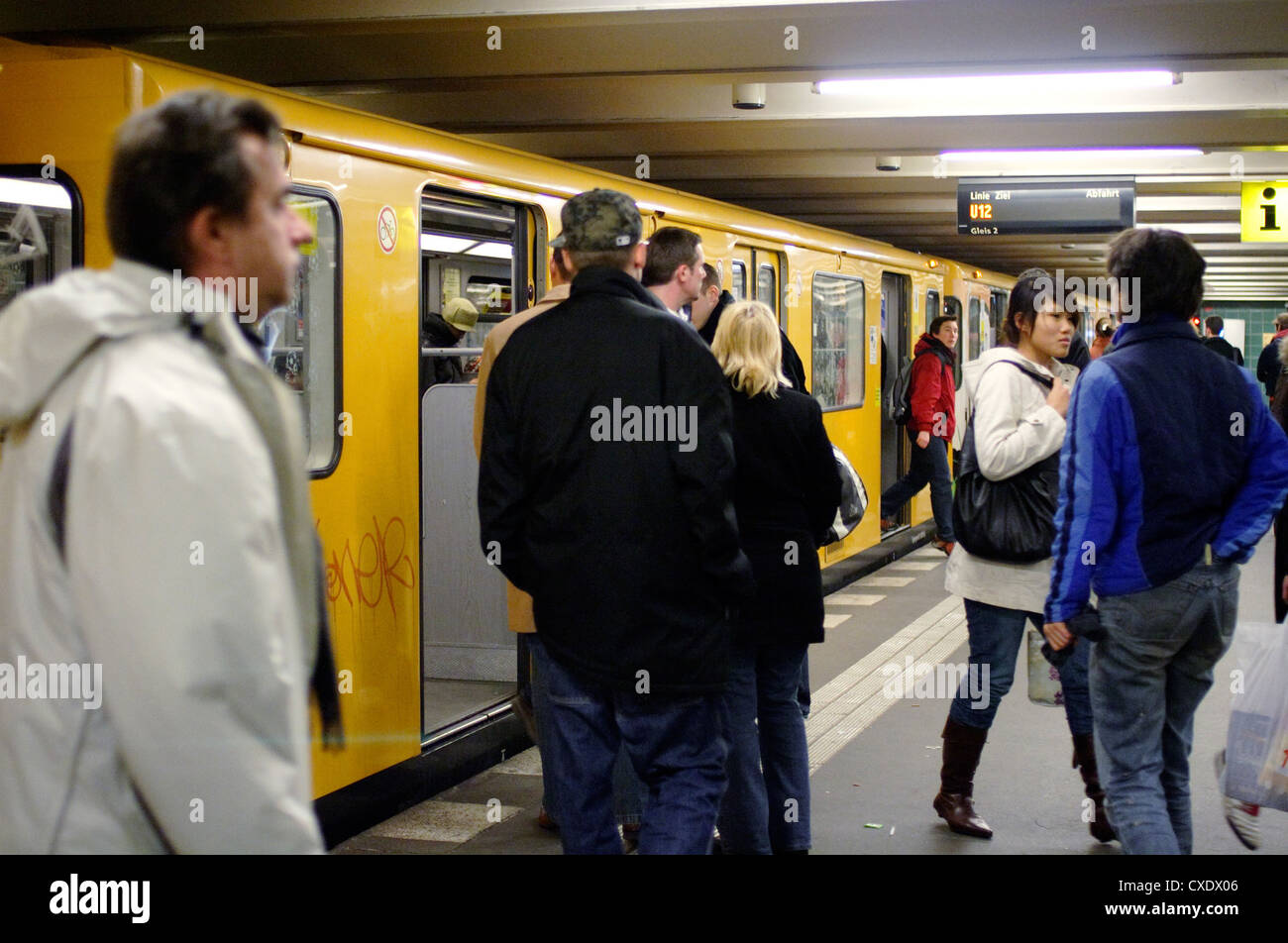 Berlin, Fahrgäste an der u-Bahn station Wittenbergplatz Stockfoto