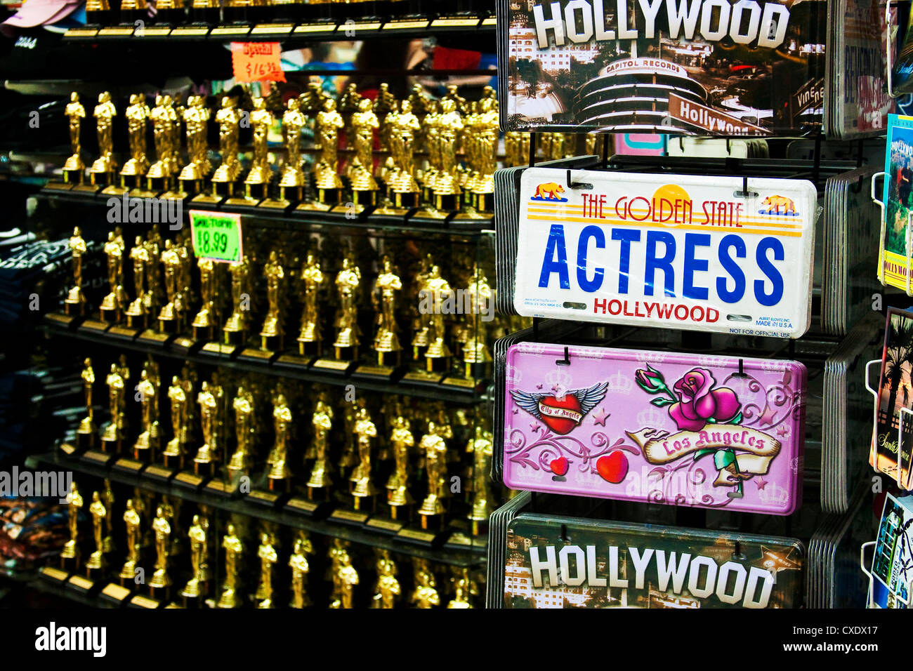 Hollywood Blvd Souvenir shop mit Schauspielerin Nummernschild und Mini Oscar Statuen im Hintergrund Stockfoto