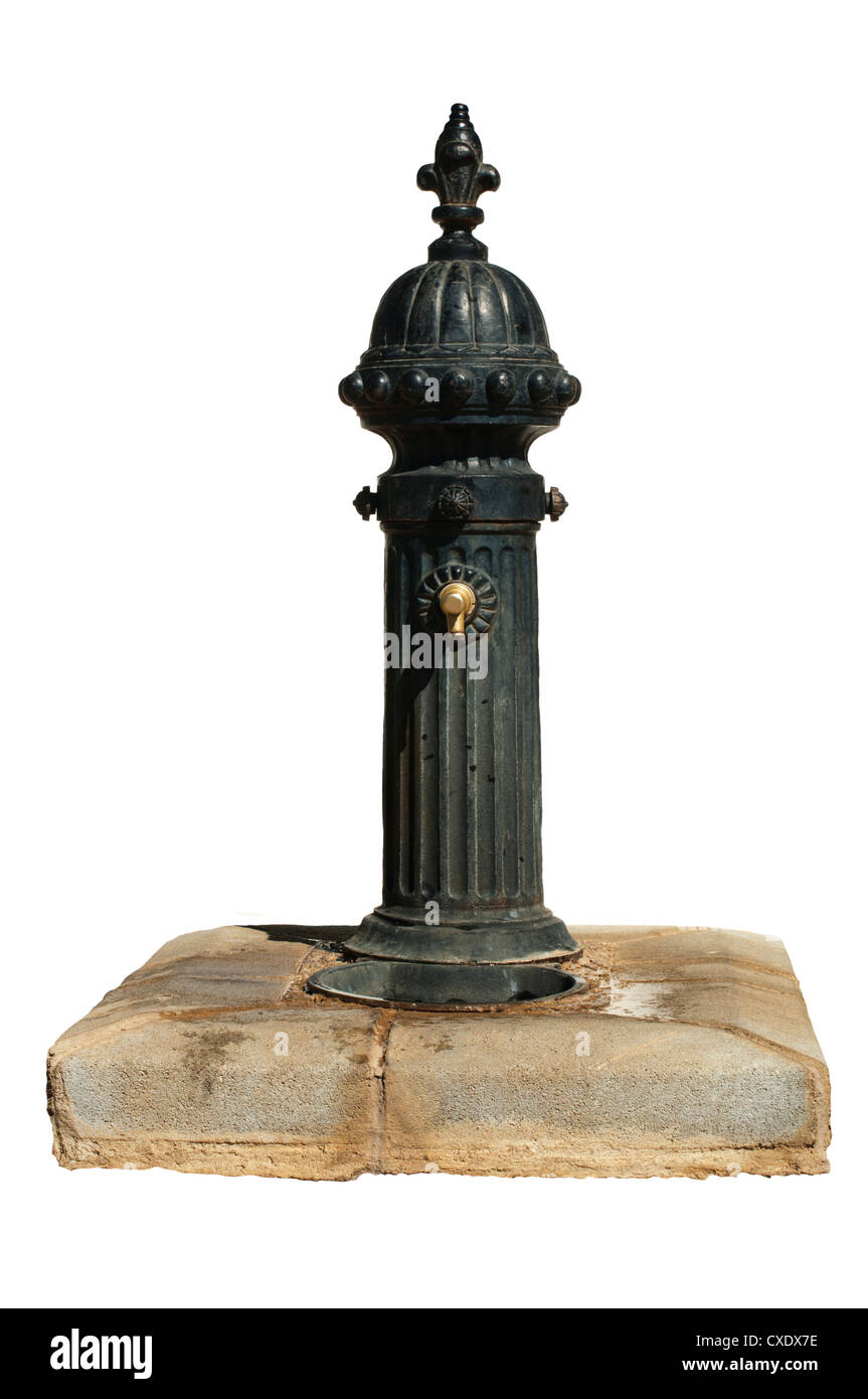 Retro Metall Brunnen mit Ornamenten. Weiß isoliert Stockfoto