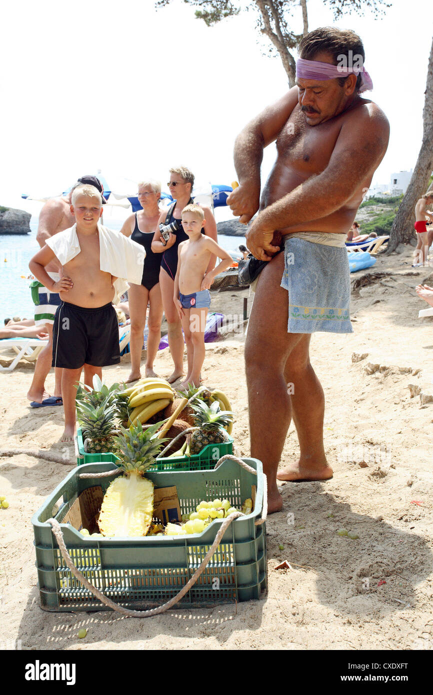 Cala D'Or, ein Mann verkauft frisches Obst am Strand Stockfoto