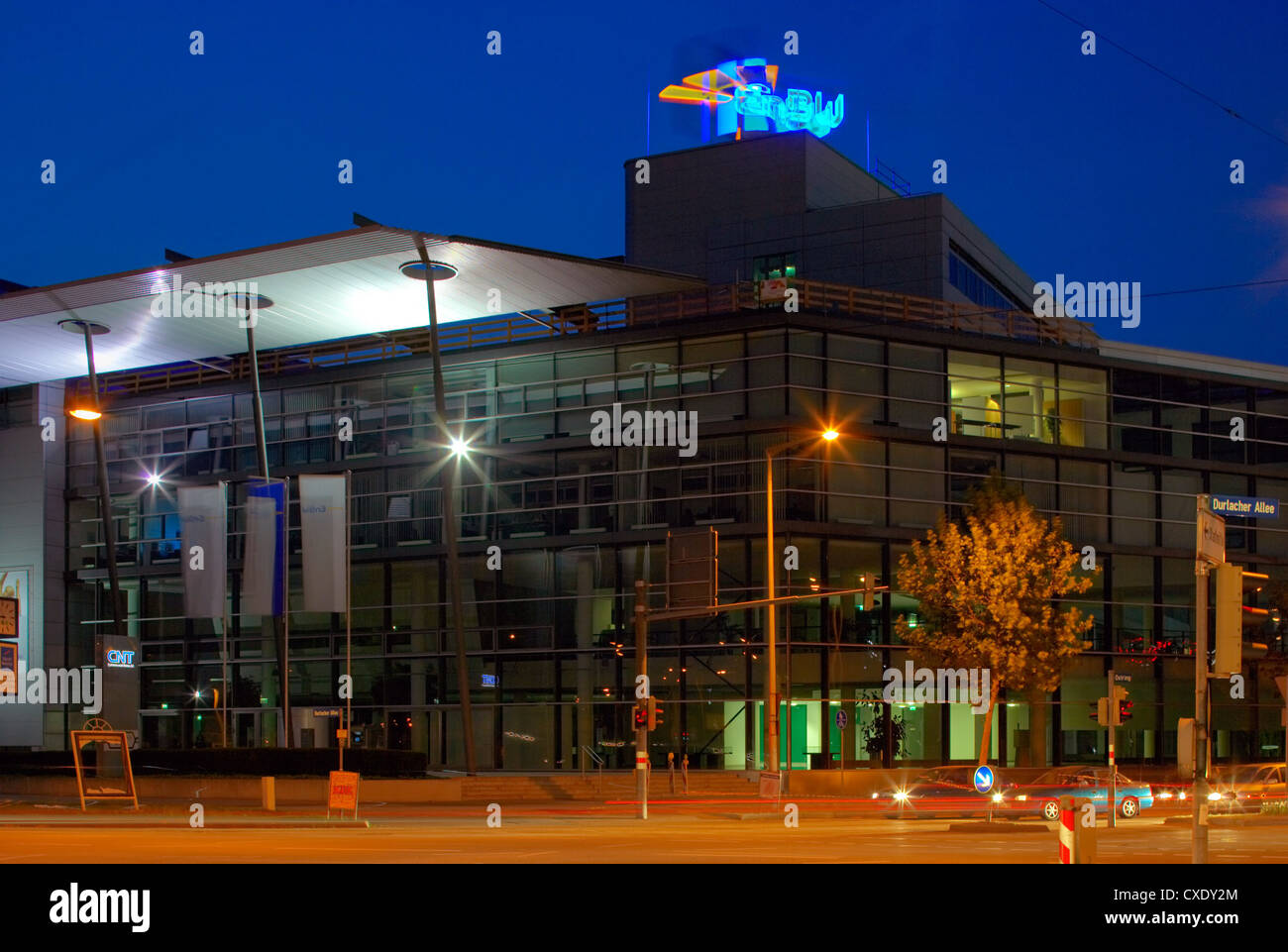 Karlsruhe - Firmensitz der Energie EnBW AG am Abend Stockfoto