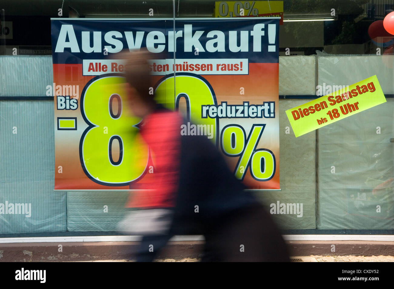 Berlin, ein Schaufenster mit Werbung Stockfoto