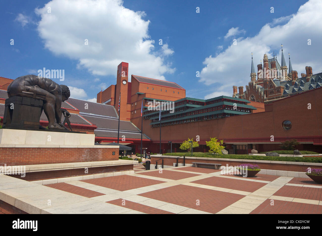 Britische Bibliothek Innenhof mit Statue von Isaac Newton, mit St. Pancras Bahnhof hinter Euston Road, London, England Stockfoto