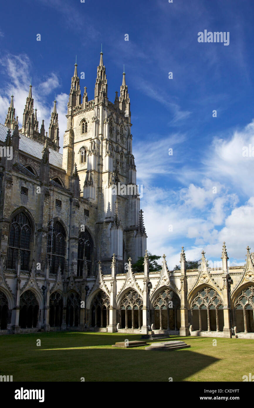 Nordwestlichen Turm von Canterbury Kathedrale von der große Kreuzgang, UNESCO-Weltkulturerbe, Canterbury, Kent, England Stockfoto