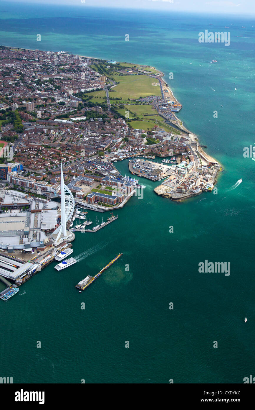 Luftaufnahme der Spinnaker Tower und Gunwharf Quays, Portsmouth, Solent, Hampshire, England, Vereinigtes Königreich, Europa Stockfoto