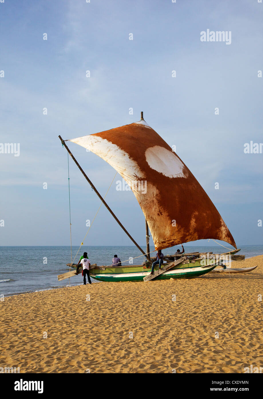 Fischer und Oruvas (traditionelle Ausleger Einbaum-Kanu), Negombo Strand, westliche Provinz, Sri Lanka, Asien Stockfoto