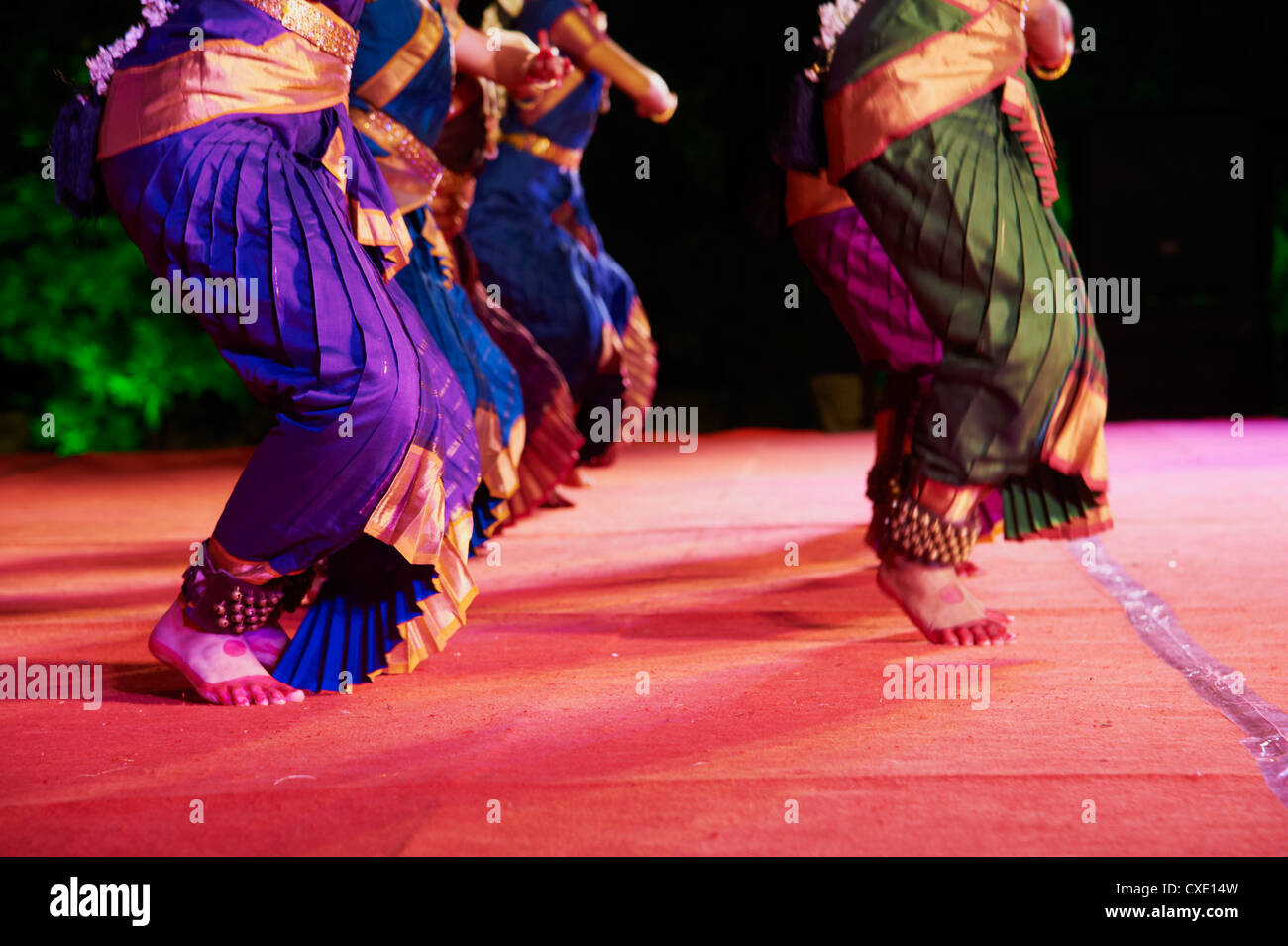 Frauen-Tänzer, traditionellen indischen Tanz Festival, Mamallapuram (Mahabalipuram), Tamil Nadu, Indien, Asien Stockfoto