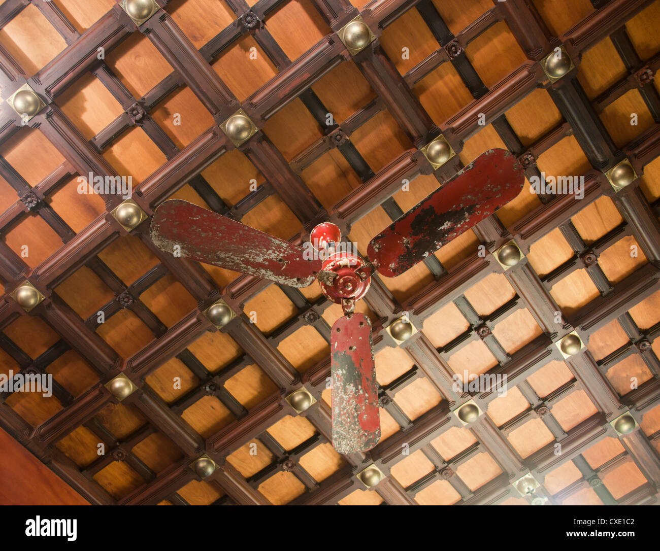 Alte antike Deckenventilator auf Holzdach, Indien Stockfoto