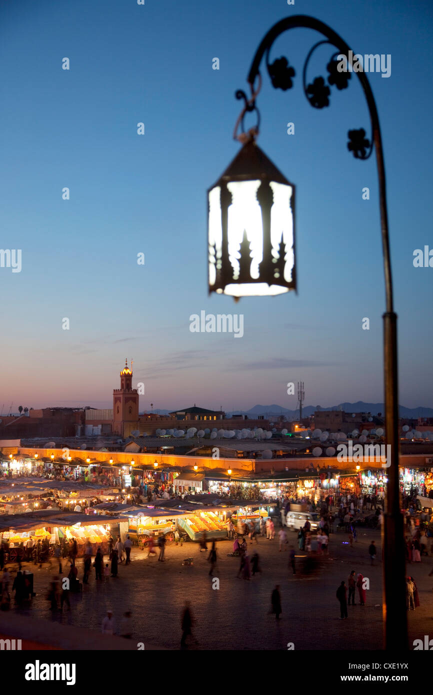 Blick über den Marktplatz in der Abenddämmerung, Place Djemaa El Fna, Marrakesch, Marokko, Nordafrika, Afrika Stockfoto
