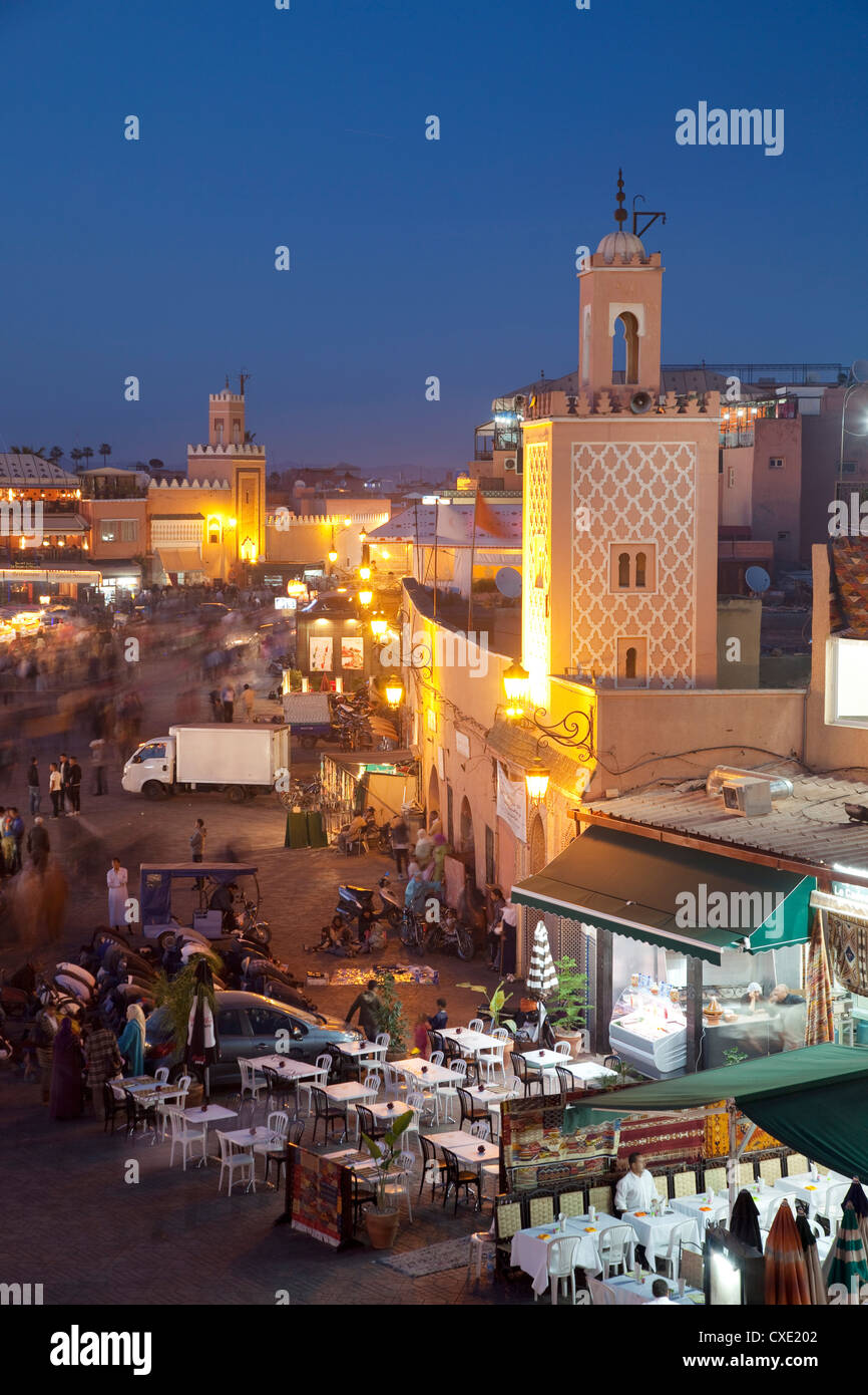 Blick über den Marktplatz in der Abenddämmerung, Place Djemaa El Fna, Marrakesch, Marokko, Nordafrika, Afrika Stockfoto