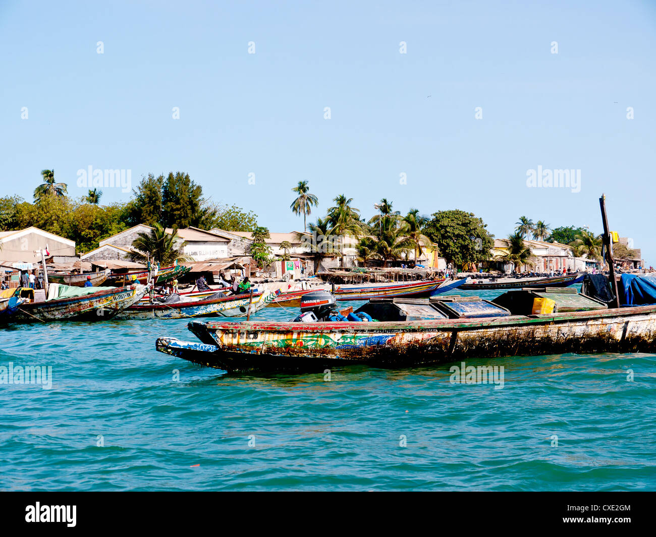 Bunte Fischerboote auf der Insel Roots, Gambia, Westafrika Stockfoto