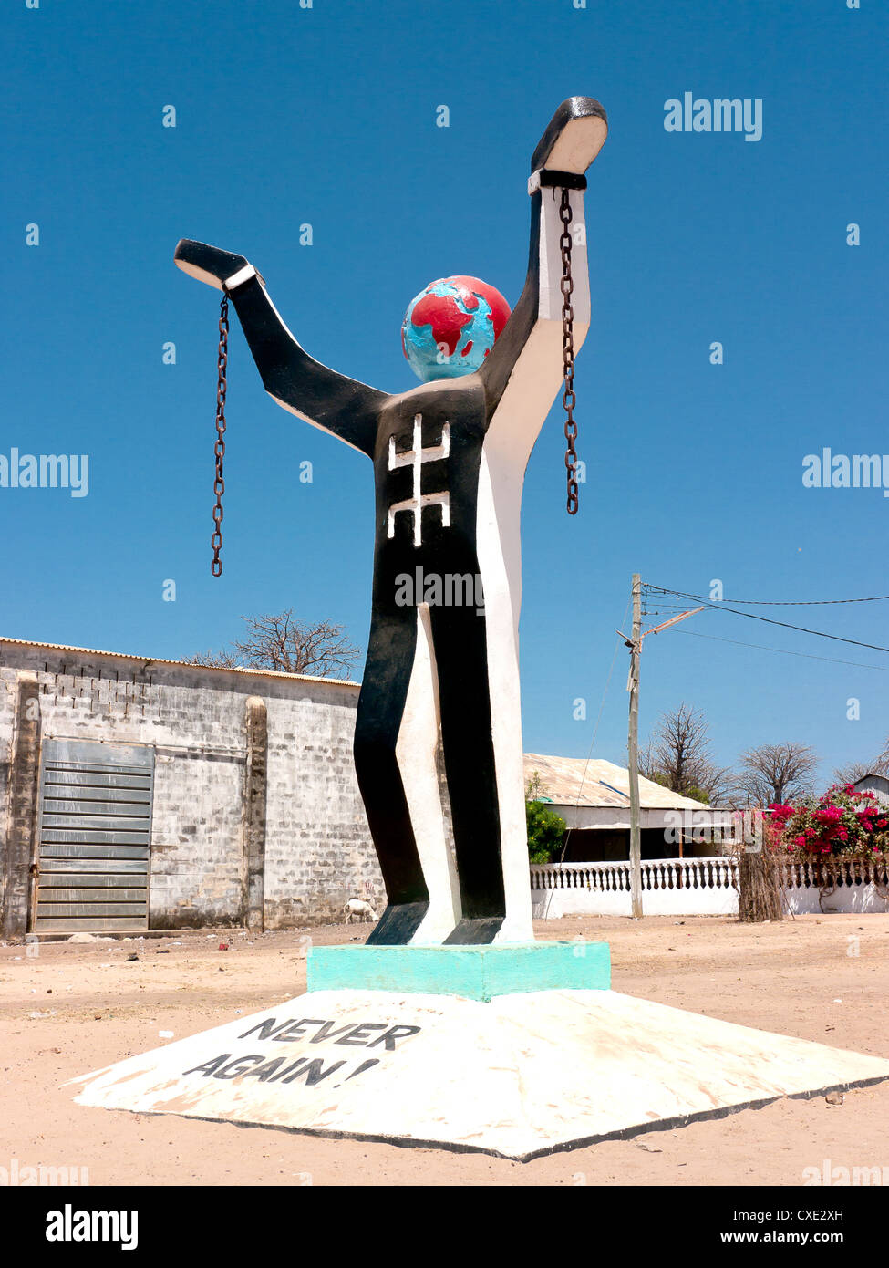 Skulptur am Eingang des Slave-Museums auf der Insel ot Albreda, Sklavenhandel, die Heimat der Wurzeln Stockfoto