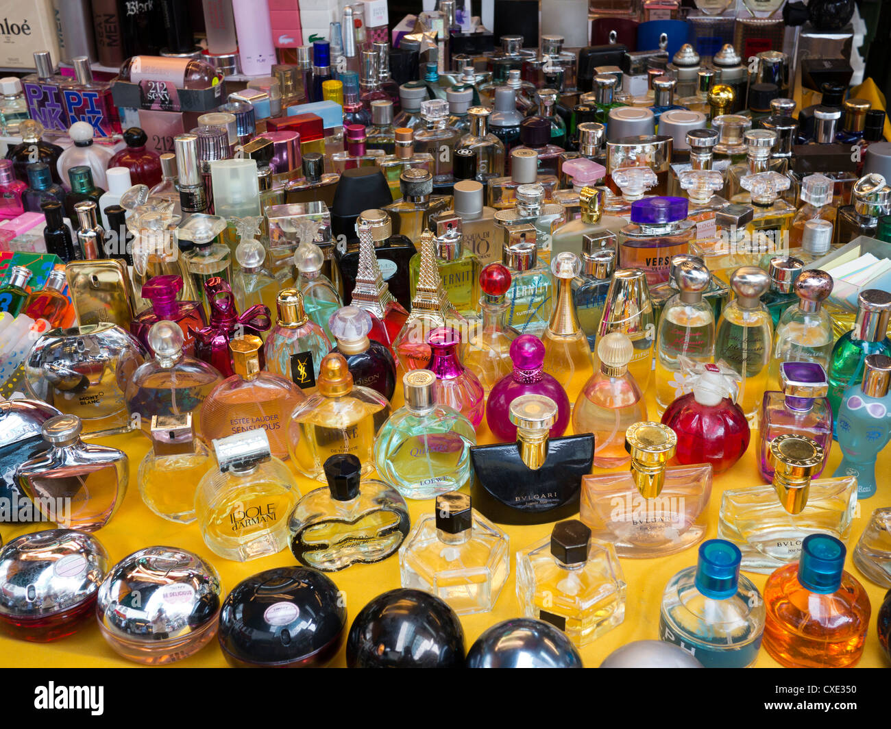 Gefälschte Parfums zum Verkauf an Straßenmarkt, Hong Kong, China Stockfoto