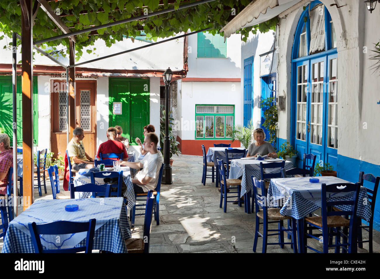 Griechische Taverne im Zentrum von Berg Dorf, Vourliotes, Samos, Ägäische Inseln, Griechenland Stockfoto