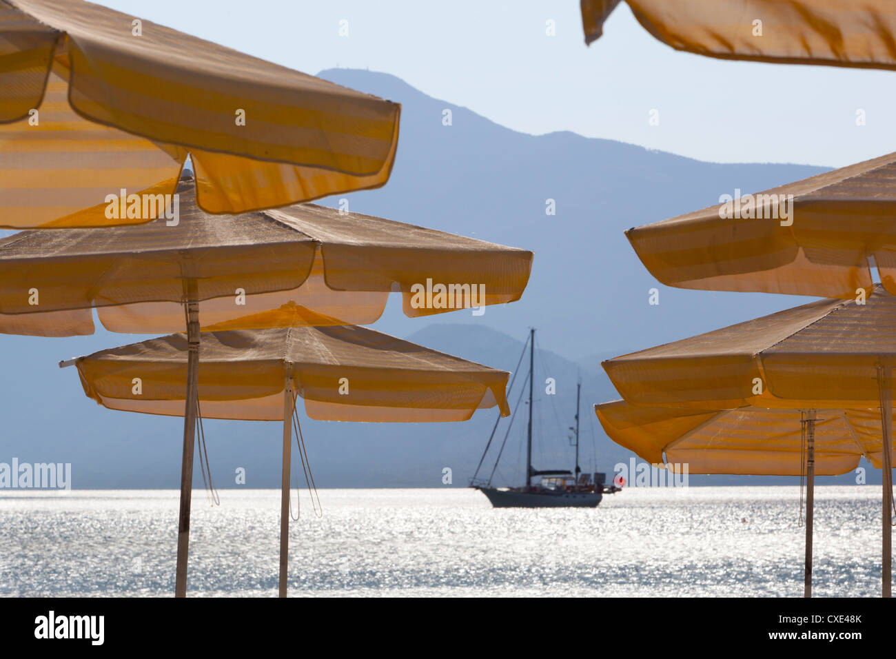 Sonnenschirme und Yacht, Psili Ammos, Samos, Ägäische Inseln, Griechenland Stockfoto