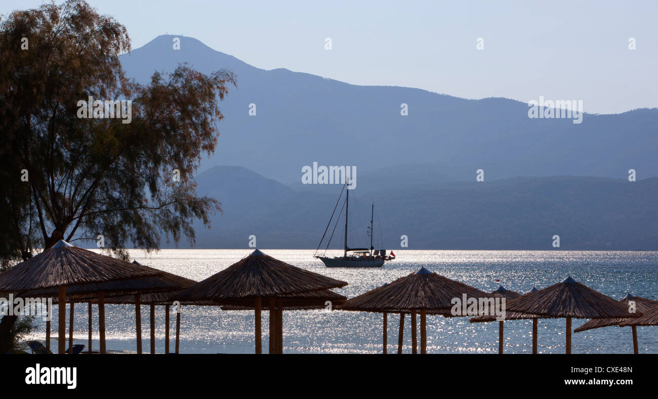 Sonnenschirme und Yacht, Psili Ammos, Samos, Ägäische Inseln, Griechenland Stockfoto