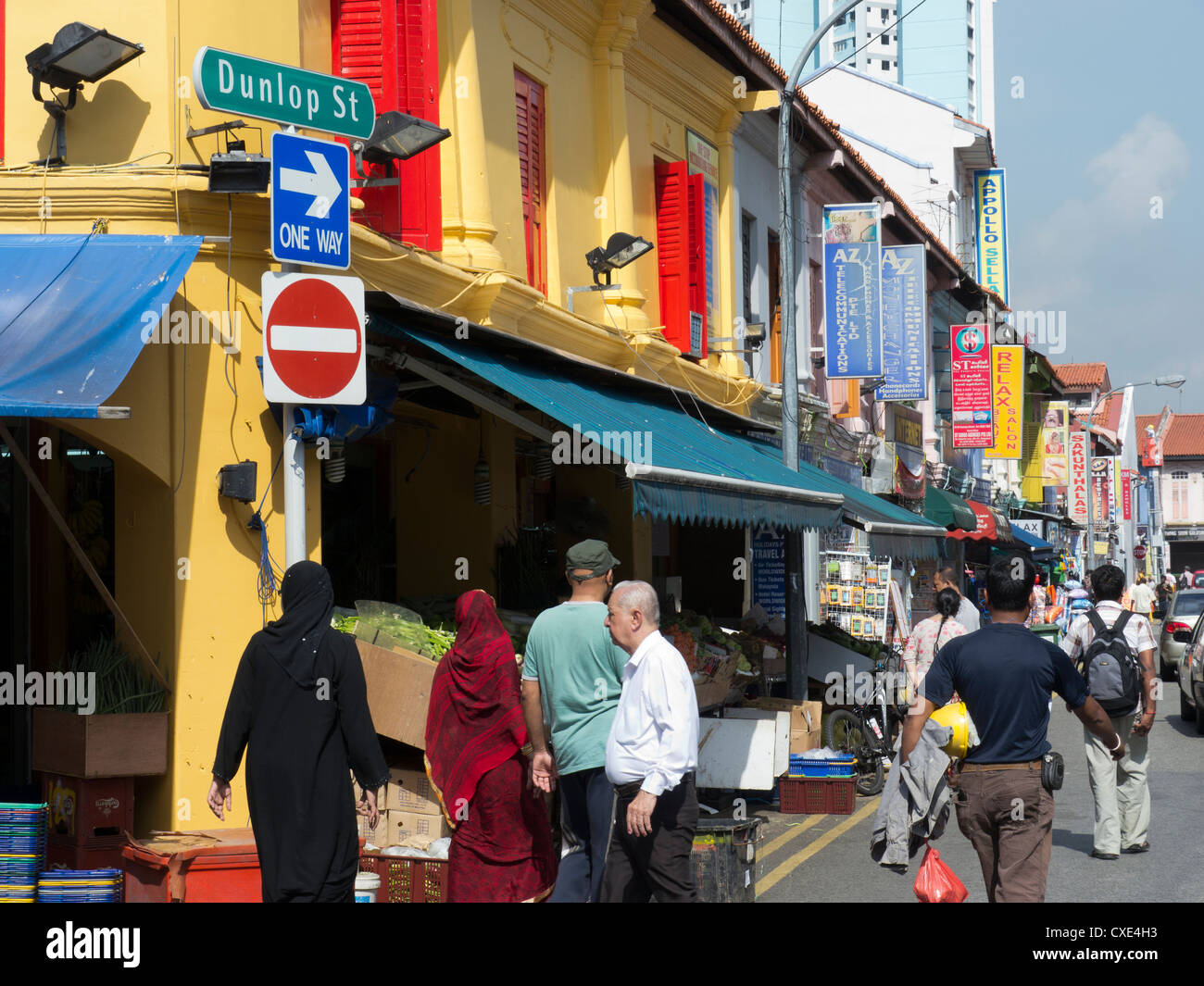 Farbenfrohen Gebäuden und belebten Straße, Little India, Singapur, Asien Stockfoto