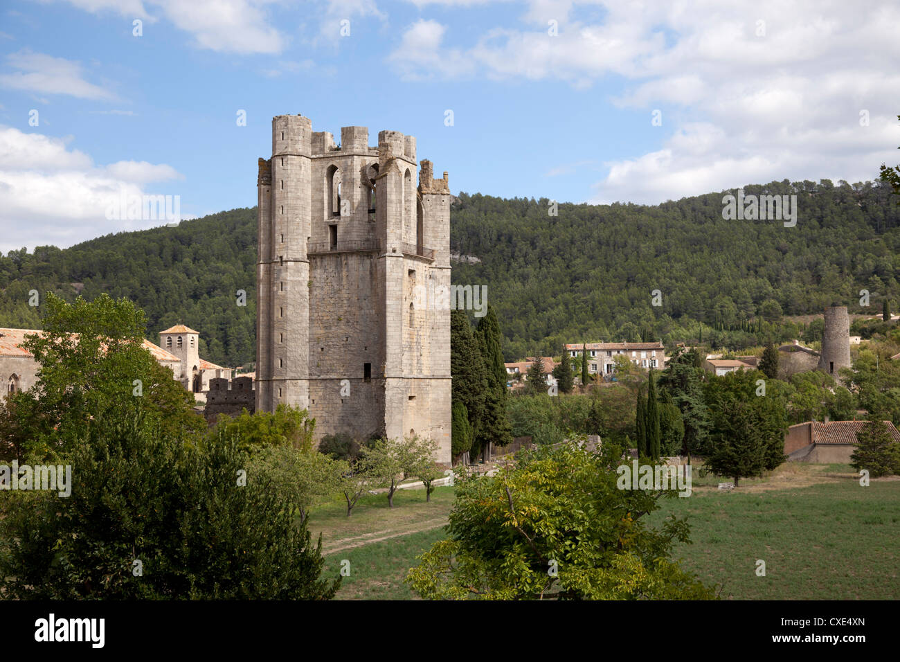 Die Kirche Turm Lagrasse (Aude - Frankreich).  Unvollendet, diesem hohen Bergfried eine Defensive und eine religiöse Konstruktion war. Stockfoto