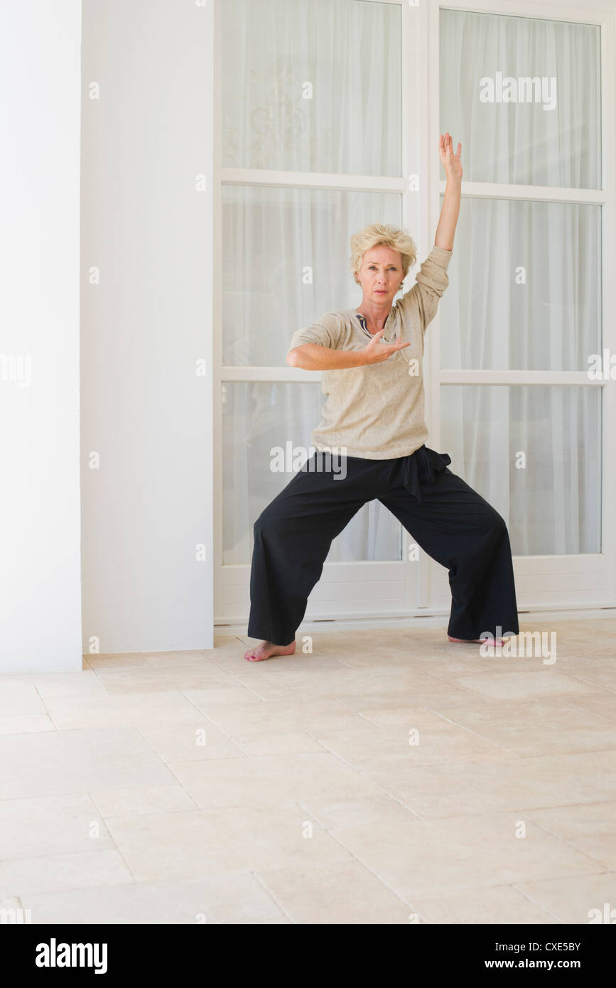 Reife Frau praktizieren Tai Chi chuan Stockfoto