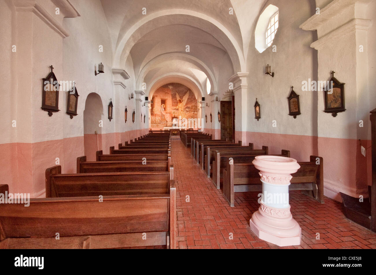 Unsere Liebe Frau von Loreto-Kapelle innen, mit Weihwasser Schriftart, Presidio La Bahia, in der Nähe von Goliad, Texas, USA Stockfoto