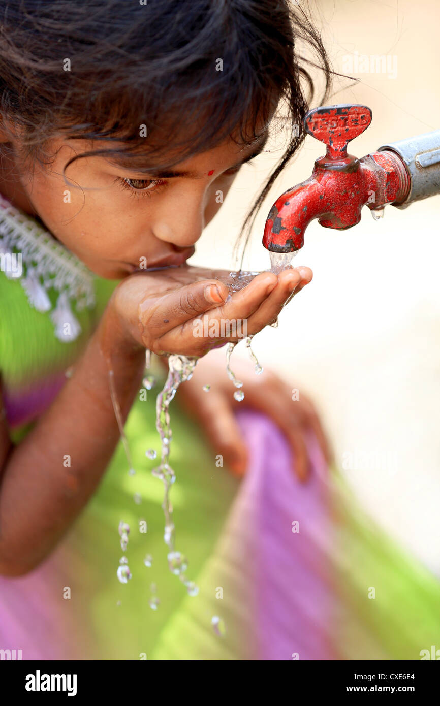 Indischen Schulkind Trinkwasser Andhra Pradesh in Indien Stockfoto