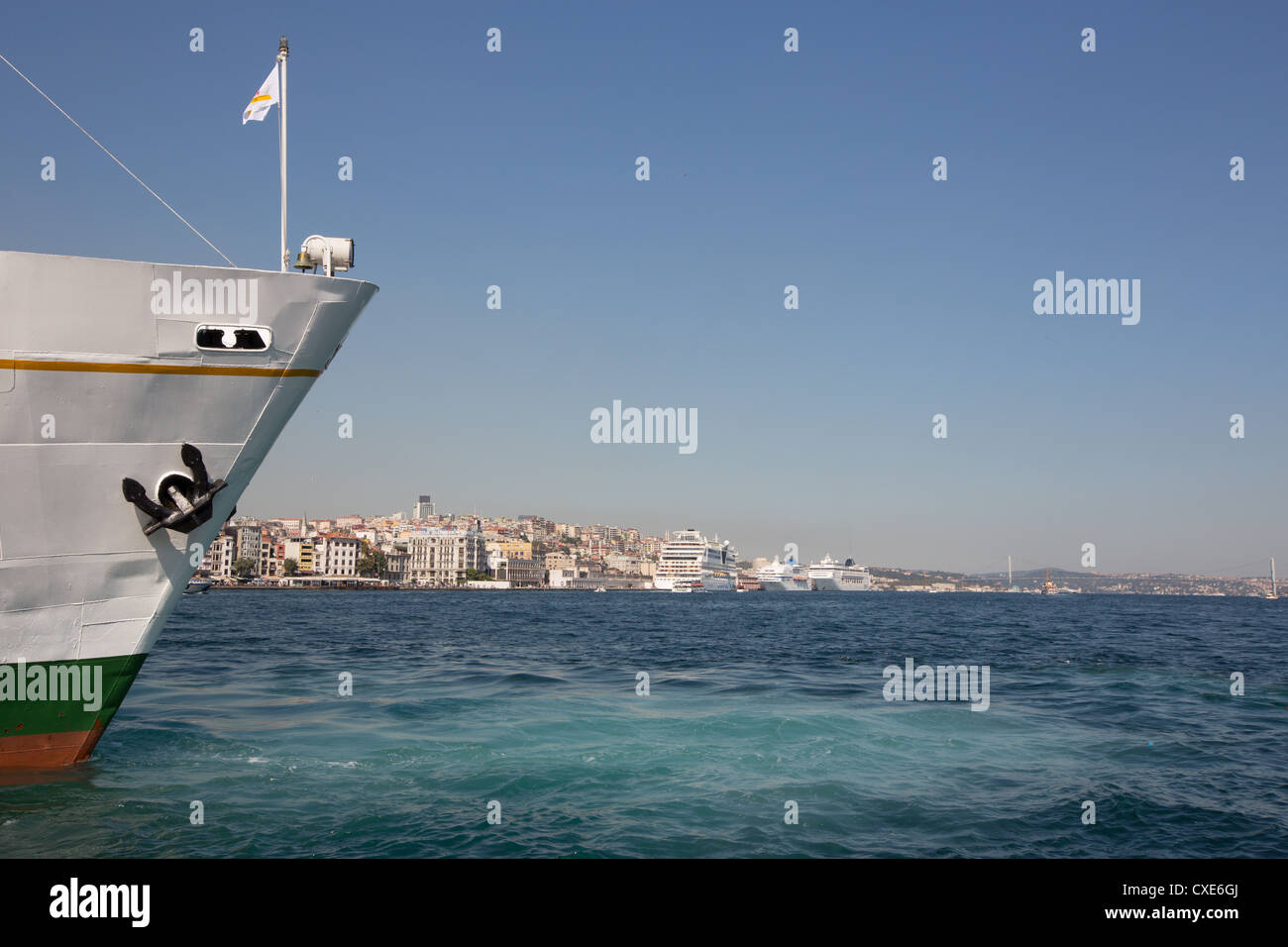 Versand und Passagierfähren auf dem Bosporus in Istanbul, Türkei. Stockfoto