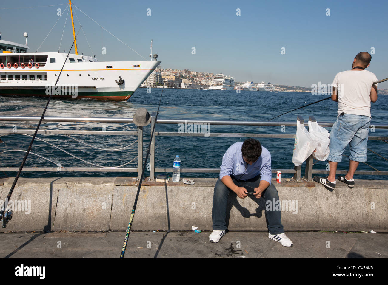 Versand und Passagierfähren auf dem Bosporus in Istanbul, Türkei. Stockfoto