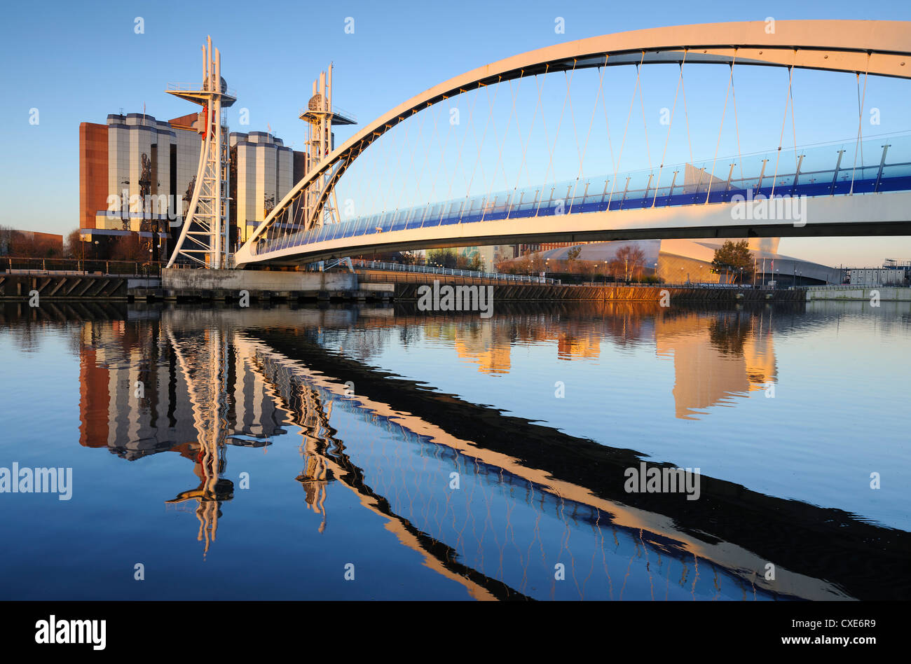 Am frühen Morgen Blick auf die Millennium Bridge, Salford Quays, Manchester, Greater Manchester, England, Vereinigtes Königreich, Europa Stockfoto