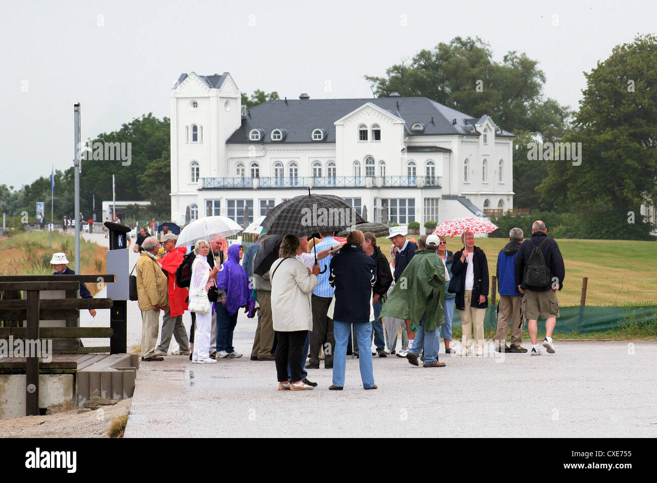 Heiligendamm, Gruppe von Touristen vor dem Restaurant Residenz Stockfoto