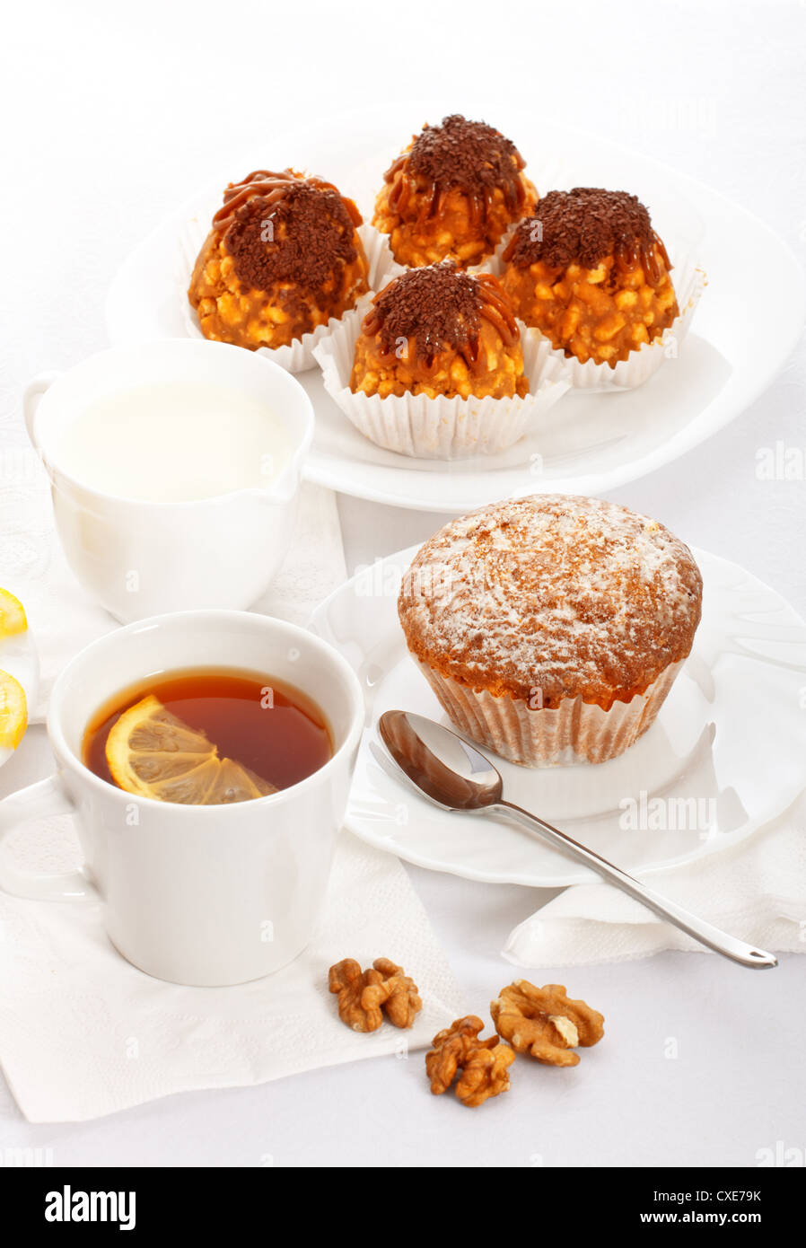 Tee mit Kuchen Stockfoto