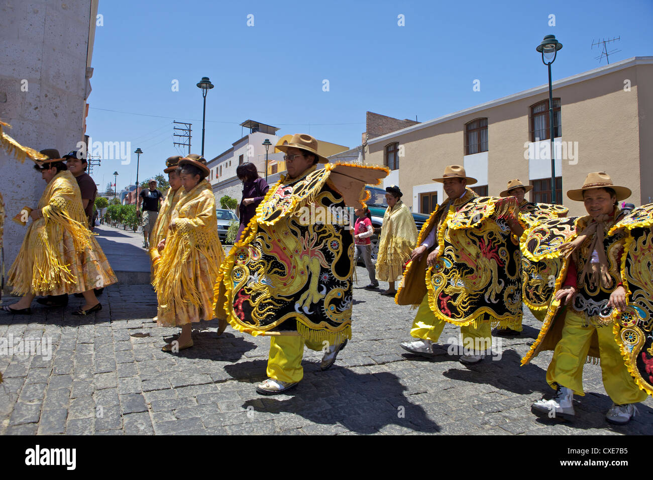 Hochzeit Prozession mit traditionell gekleideten Peruaner, Arequipa, Peru, Südamerika Stockfoto