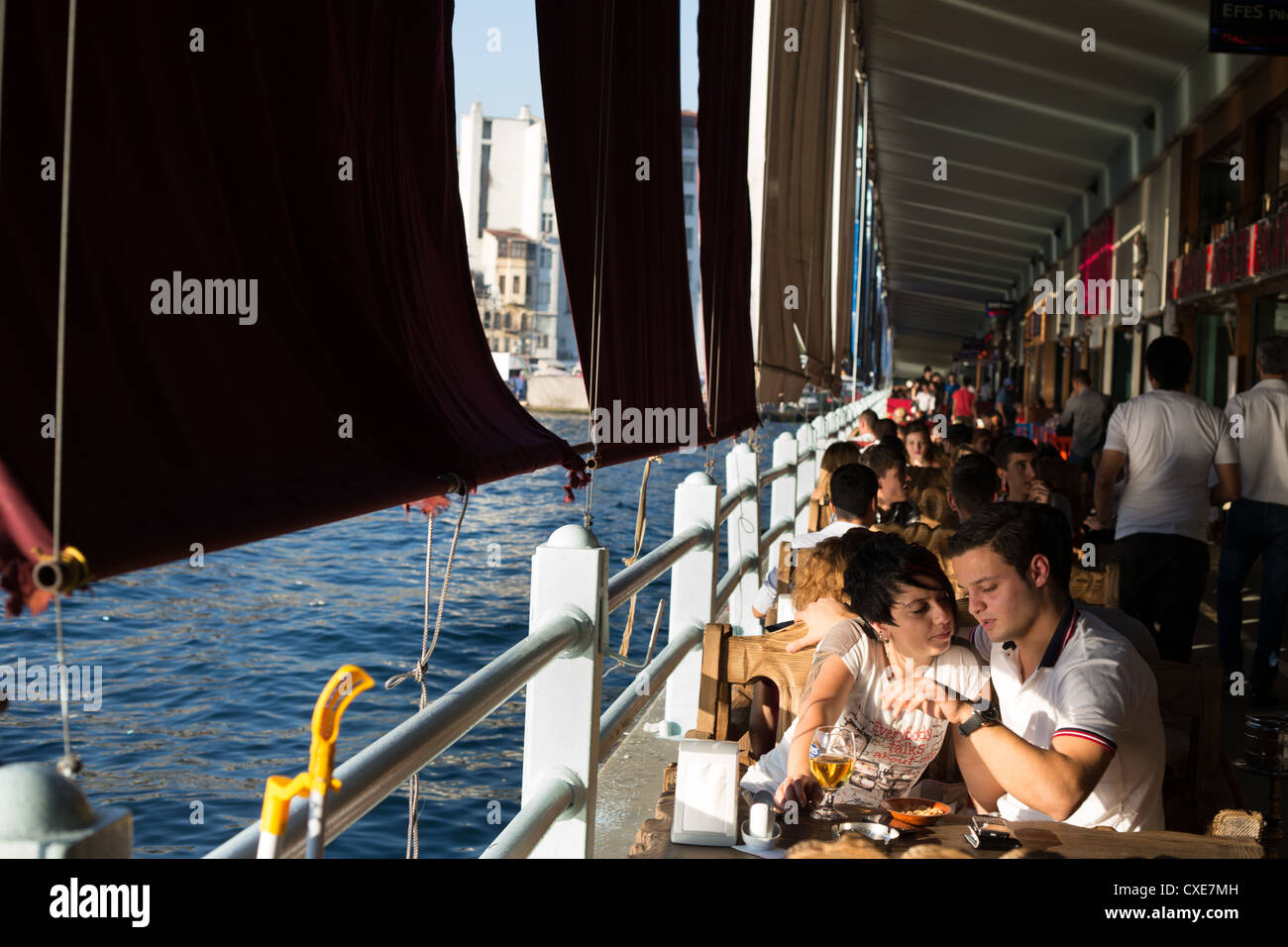 Restaurants auf der Galata-Brücke über den Bosporus in Istanbul in der Türkei Stockfoto