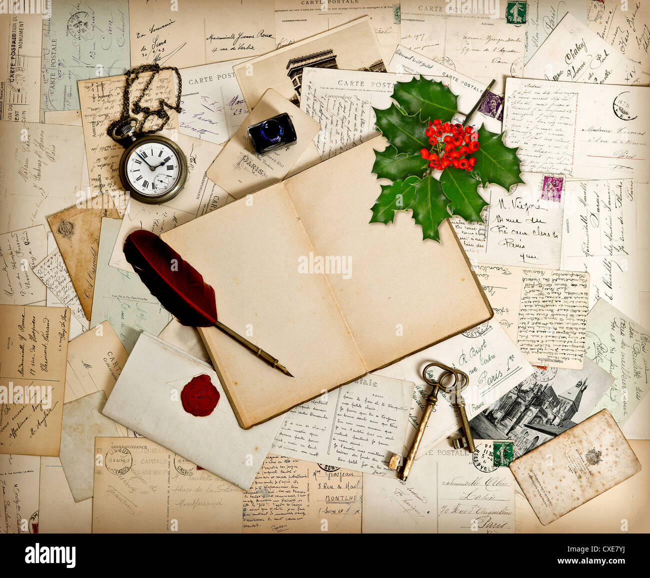 leere offenes Buch, alten Zubehör und Postkarten. Weihnachts-post  Vintage-Hintergrund Stockfotografie - Alamy