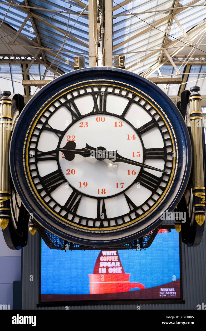 Angehaltenen Uhr – bekannt als ein Ort der Begegnung / Wahrzeichen – in der Bahnhofshalle / ticket Hall an der Waterloo Station. London UK. Stockfoto