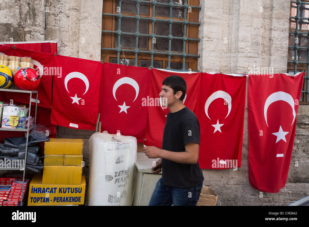 Türkische Flaggen zum Verkauf auf dem großen Basar in Istanbul in der Türkei Stockfoto