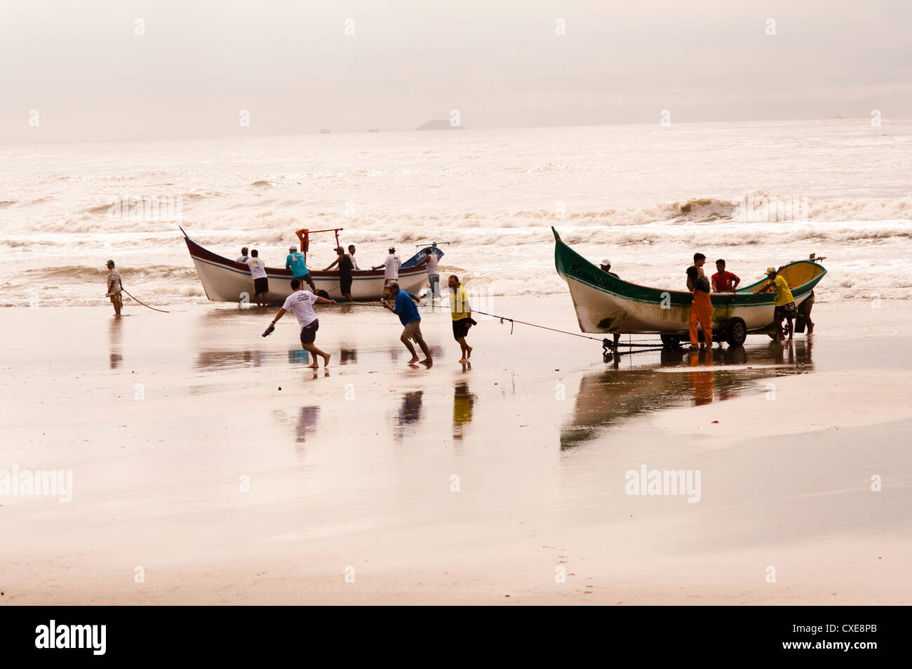 Lokale Fischer bei Matinhos, Bundesstaat Paraná, Süd-Brasilien. Stockfoto