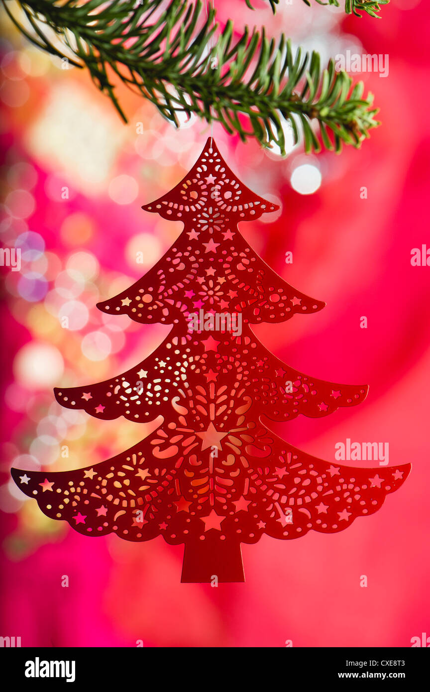 Christmas Tree Ornament hängen an Zweig Stockfoto