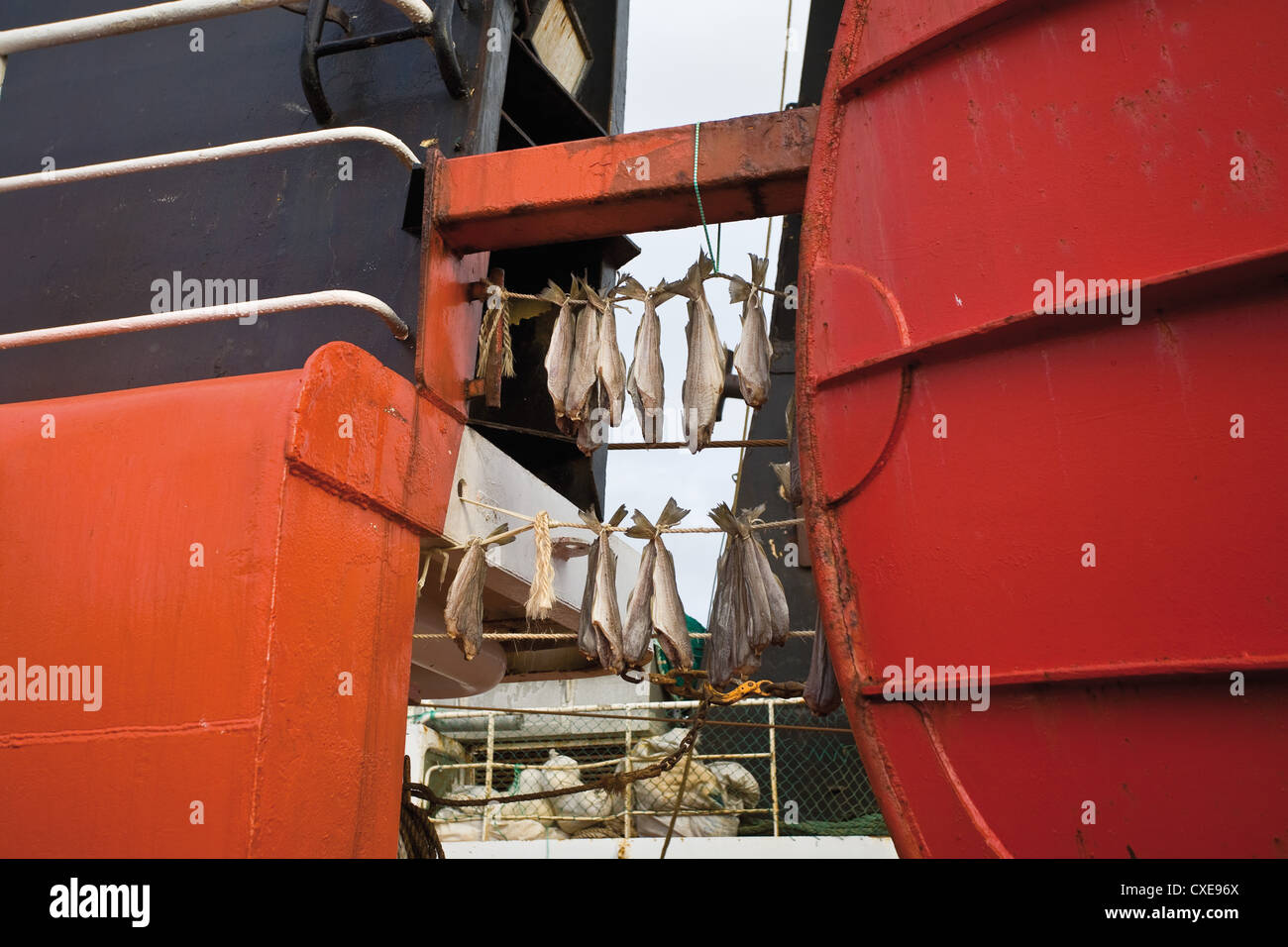 Fische hängen zum Trocknen auf Fischerboot Stockfoto