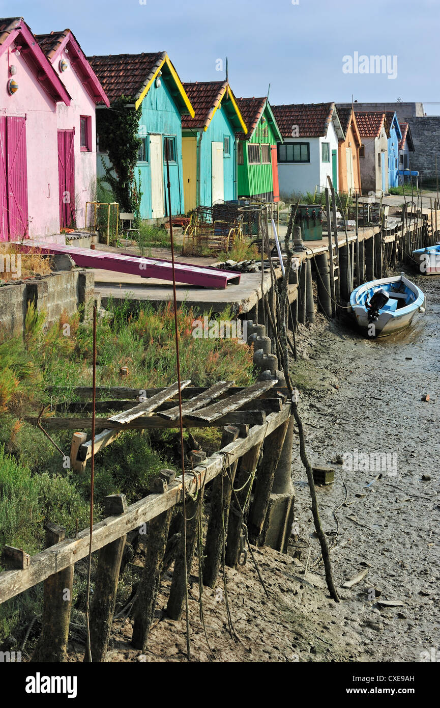 Bunte Kabinen der Austernzüchter im Hafen von Le Château-d 'Oléron auf der Insel Ile d' Oléron, Charente-Maritime, Frankreich Stockfoto