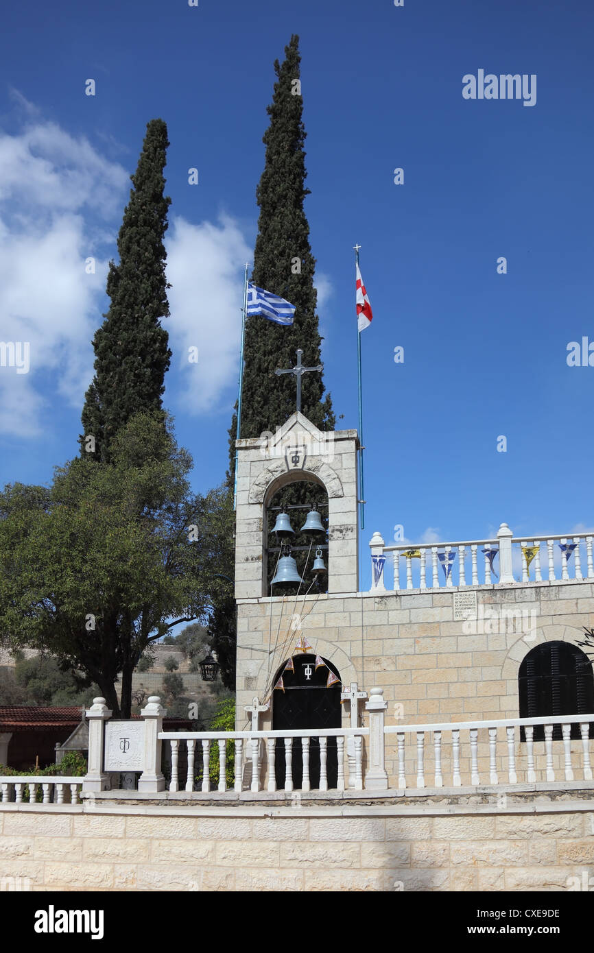 Der Glockenturm, von einem Kreuz gekrönt Stockfoto