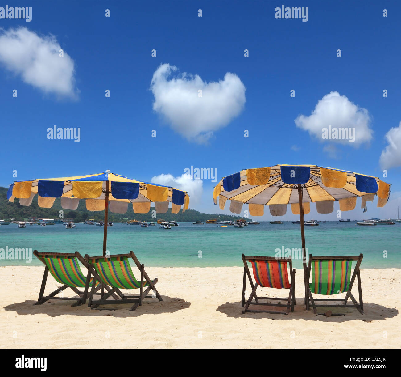 Bunten Sonnenschirmen und Liegestühlen Stockfoto