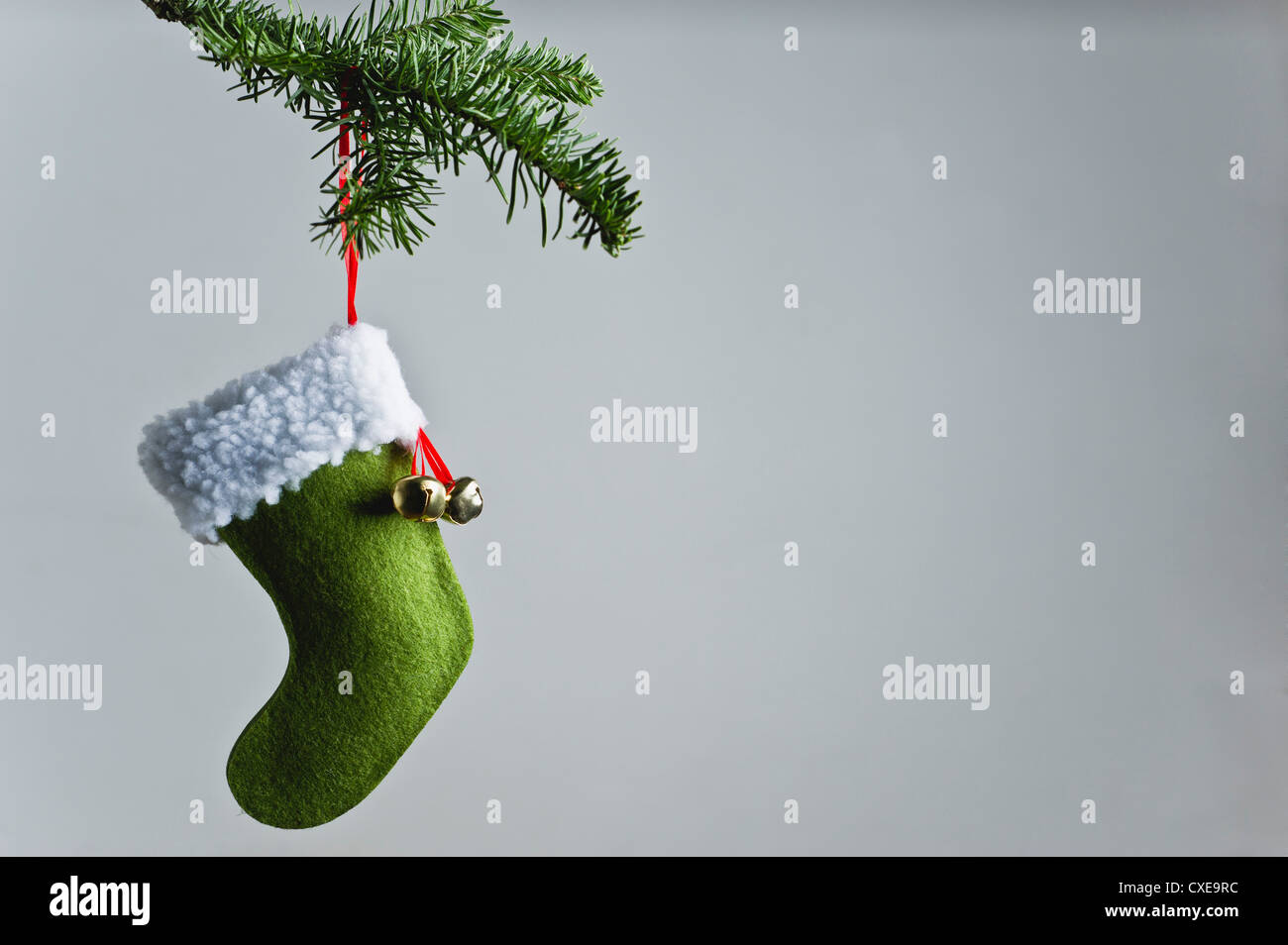 Weihnachts-Strumpf Ornament hängen an Zweig Stockfoto