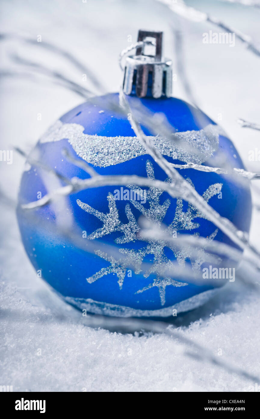 Blaue Kugel im Schnee Stockfoto