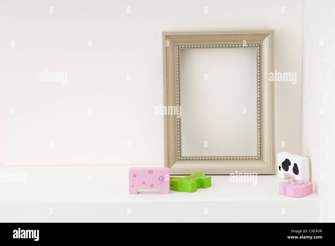 Leerer Grafikrahmen und des Kindes Spielzeug Regal Stockfoto